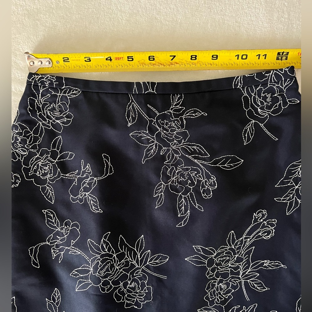 Ann Taylor Floral Embroidered Navy Lined Skirt NWT, Size 2P - Picture 7 of 14